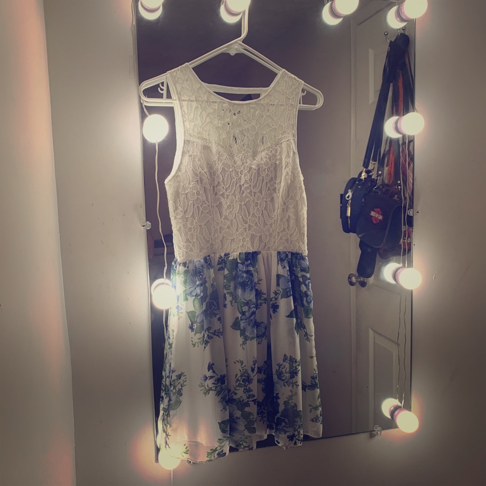 Floral blue/white dress